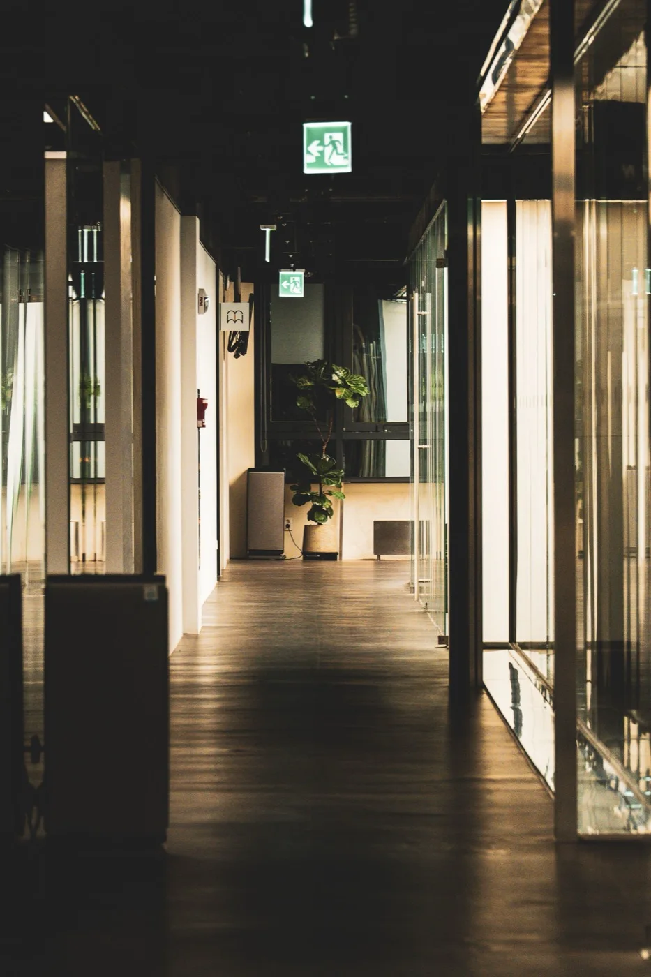 Un couloir de bureaux